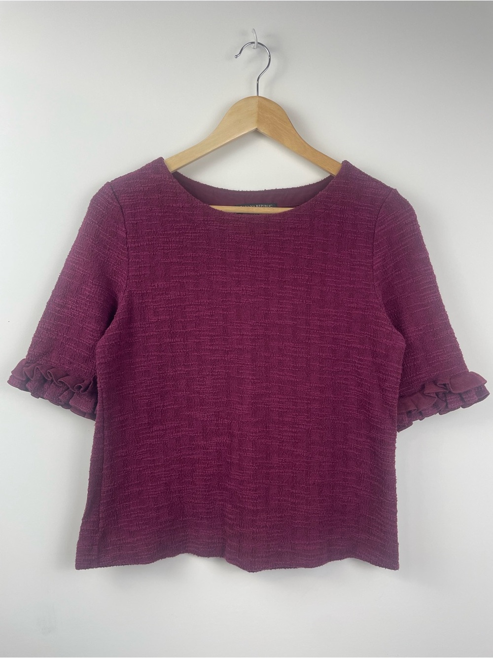 🌟 Banana Republic Textured Ruffle-Sleeve Top 🌟
